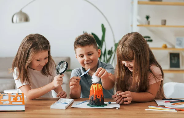 Jobbar Vulkanprojektet Barn Som Har Roligt Vardagsrummet Tillsammans — Stockfoto