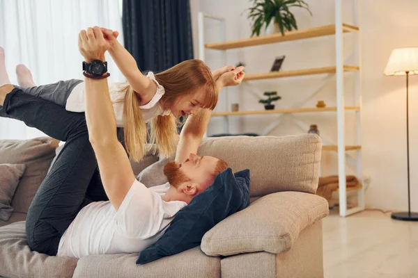 Acostado Sofá Padre Con Pequeña Hija Está Casa Juntos —  Fotos de Stock