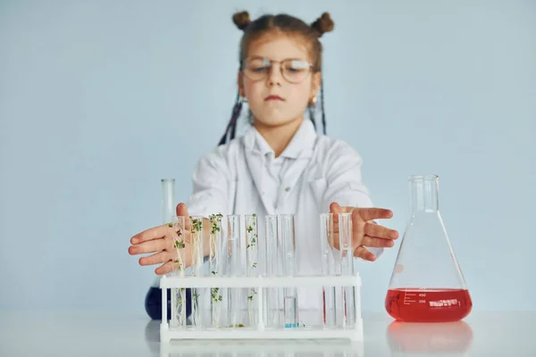 Test Tüpleriyle Çalışıyor Palto Giyen Küçük Bir Kız Laboratuarda Ekipman — Stok fotoğraf