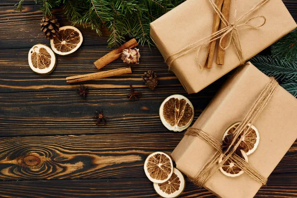 Κουτιά Δώρων Στο Τραπέζι Κάτοψη Της Γιορτινής Χριστουγεννιάτικης Υφής Διακόσμηση — Φωτογραφία Αρχείου