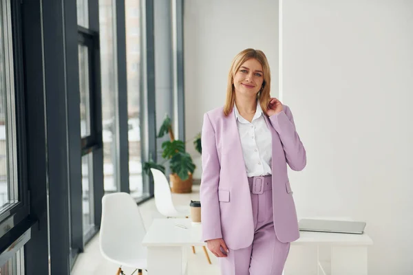 Donna Abiti Formali Chiuso Ufficio Moderno Durante Giorno — Foto Stock