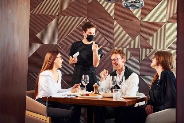 人们一起吃晚餐 新的现代豪华餐厅的室内 — 图库照片