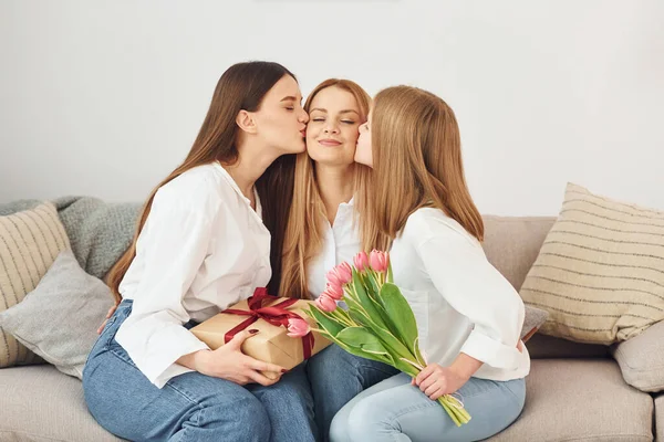 Fazendo Surpresa Com Flores Jovem Mãe Com Suas Duas Filhas — Fotografia de Stock