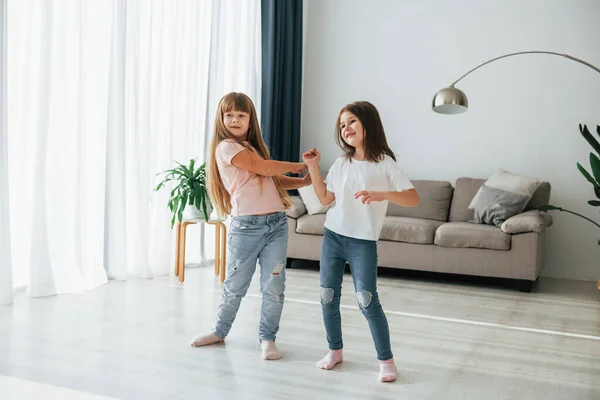 Dansar Tillsammans Barn Som Roar Sig Vardagsrummet — Stockfoto