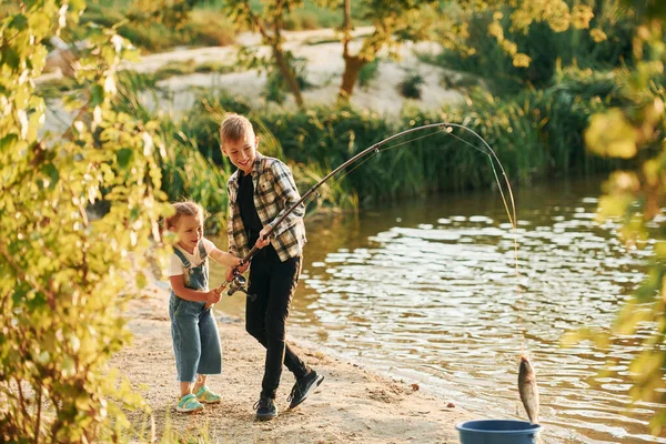 Jongen Met Zijn Zus Fishion Buiten Zomer Samen — Stockfoto