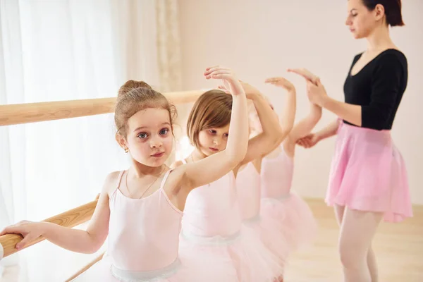 女人教舞步准备表演的小芭蕾舞演员 — 图库照片