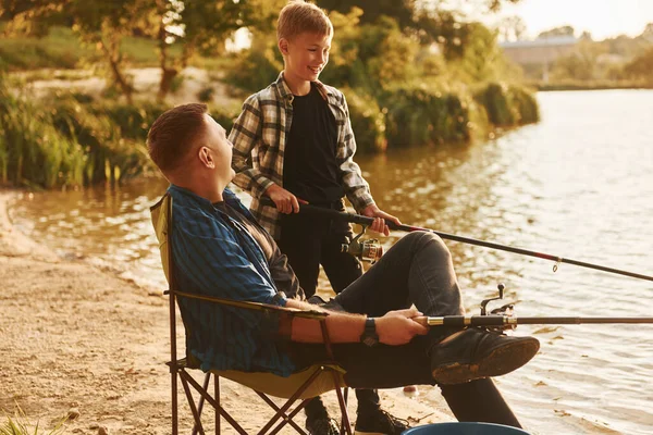 Clima Soleado Padre Hijo Pesca Juntos Aire Libre Verano — Foto de Stock