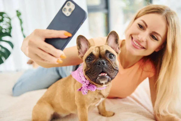 Fazer Selfie Mulher Com Cão Pug Está Casa Durante Dia — Fotografia de Stock