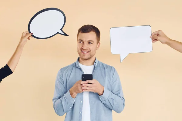 Håller Smartphone Många Idéer Man Står Studion Med Tomma Skyltar — Stockfoto