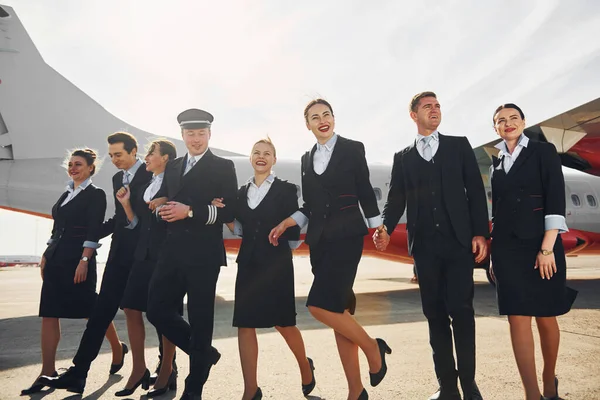 Vlakbij Het Vliegtuig Bemanning Van Luchthavenarbeiders Formele Kleding Die Samen — Stockfoto