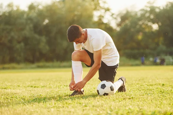 Готовимся Игре Молодой Футболист Тренируется Спортивном Поле — стоковое фото
