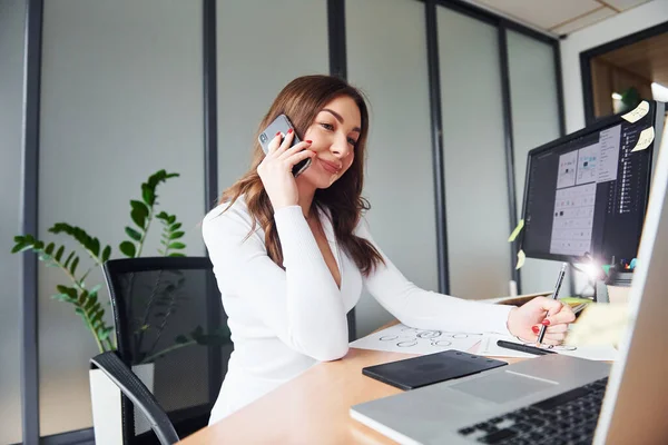 Usando Laptop Joven Mujer Adulta Ropa Formal Está Interior Oficina —  Fotos de Stock