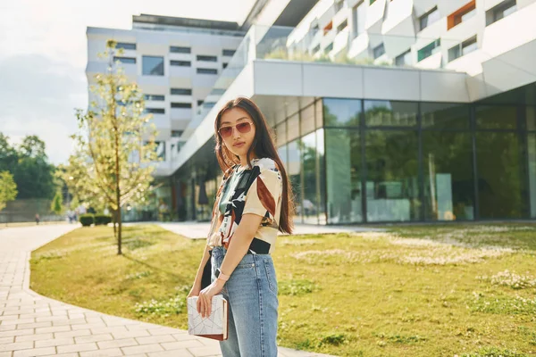 Solglasögon Ung Asiatisk Kvinna Utomhus Dagtid — Stockfoto