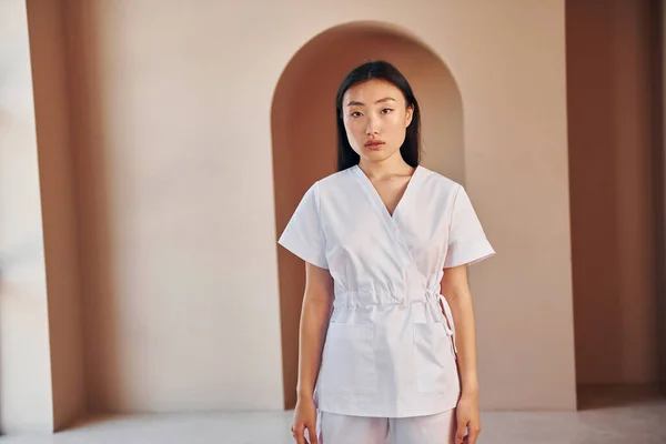 Dokter Wanita Muda Bermantel Putih Berdiri Dalam Ruangan — Stok Foto
