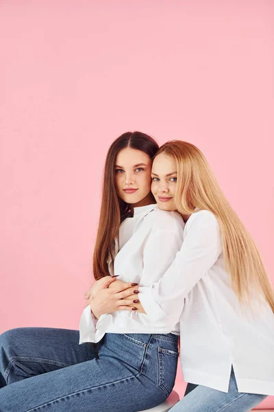 Sobre Fondo Rosa Joven Madre Con Hija Pie Estudio — Foto de Stock