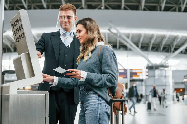 Männlicher Arbeiter Hilft Frau Junge Touristin Ist Tagsüber Flughafen — Stockfoto