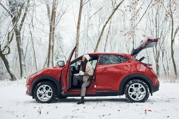 Neues Auto Steht Wald Schöne Junge Frau Steht Winter Der — Stockfoto