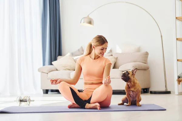 Dinleniyorum Köpekli Kadın Gündüz Evde — Stok fotoğraf