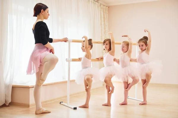 Practicando Pose Pequeñas Bailarinas Preparándose Para Rendimiento —  Fotos de Stock