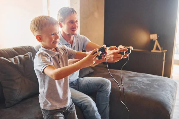 Avec Des Joysticks Jeu Vidéo Père Fils Sont Ensemble Maison — Photo