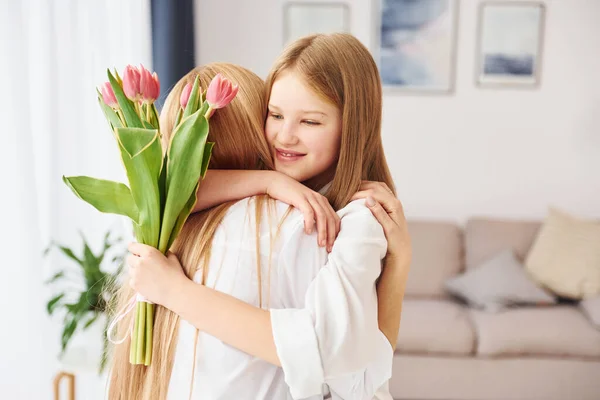 Abbracciamo Giovane Madre Con Sua Figlia Casa Durante Giorno — Foto Stock