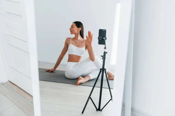 Teléfono Está Grabando Vídeo Mujer Joven Caucásica Con Forma Cuerpo — Foto de Stock