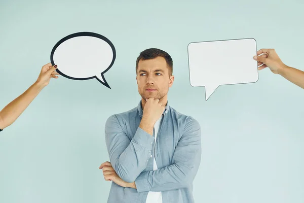 Corriente Conciencia Hombre Pie Estudio Con Signos Vacíos Para Texto — Foto de Stock