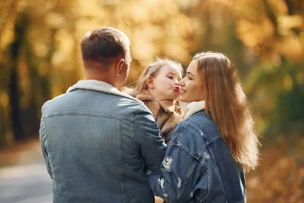 Niña Con Sus Padres Familia Feliz Está Parque Otoño Juntos — Foto de Stock