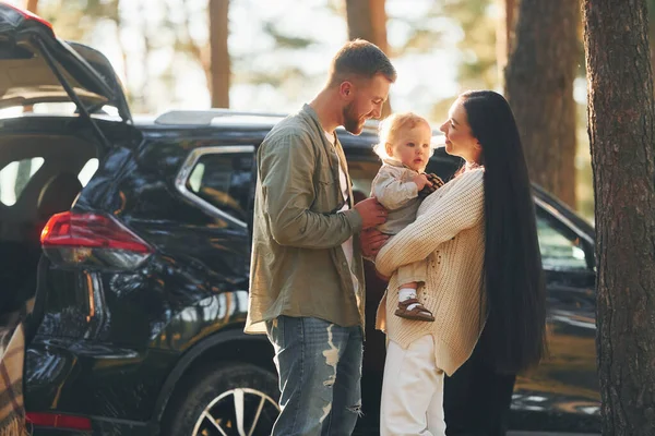 Luz Del Sol Fondo Familia Feliz Padre Madre Hija Pequeña —  Fotos de Stock