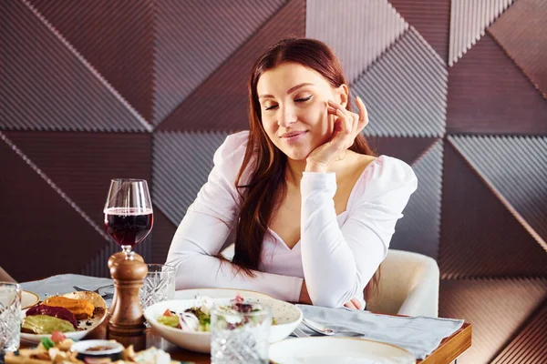 Vrouw Met Wijn Eten Binnenshuis Van Nieuw Modern Luxe Restaurant — Stockfoto