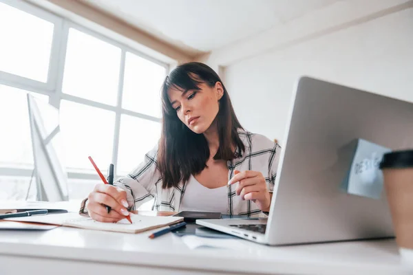 Zit Aan Tafel Jonge Vrouwelijke Freelance Medewerker Overdag Binnen — Stockfoto