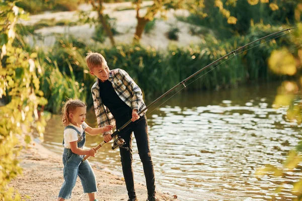 Diverto Ragazzo Con Sua Sorella Fishion All Aperto Summertime Insieme — Foto Stock