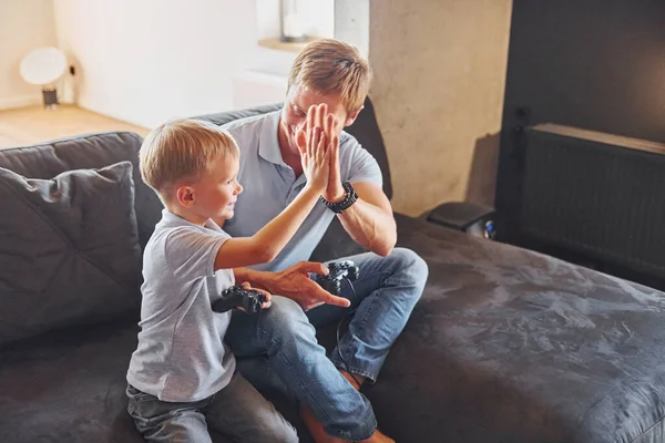 Joysticks Βιντεοπαιχνιδιών Πατέρας Και Γιος Είναι Στο Σπίτι Μαζί — Φωτογραφία Αρχείου