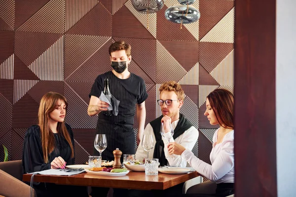Gente Cena Juntos Interior Del Nuevo Restaurante Lujo Moderno — Foto de Stock