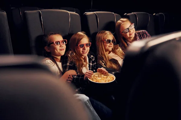 Hafta Sonu Eğlencesi Bir Grup Çocuk Sinemada Oturup Birlikte Film — Stok fotoğraf