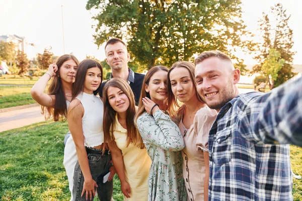 Tager Selfie Gruppe Unge Holder Fest Parken Sommeren - Stock-foto