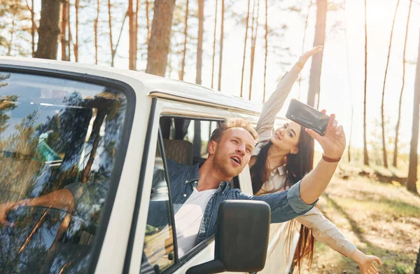 Dělat Selfie Mladý Pár Cestuje Dne Lesa — Stock fotografie