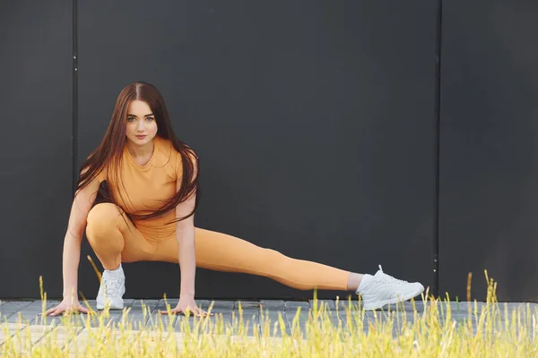 Stretchövningar Ung Kvinna Sportkläder Har Fitness Session Utomhus — Stockfoto