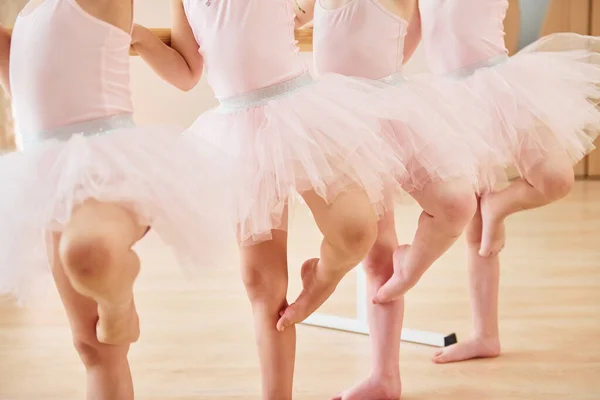 Küçük Balerinler Dans Figürleri Çalışarak Gösteriye Hazırlanıyorlar — Stok fotoğraf