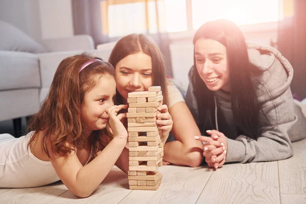 Kvinnliga Lesbiska Par Med Liten Dotter Umgås Hemma — Stockfoto