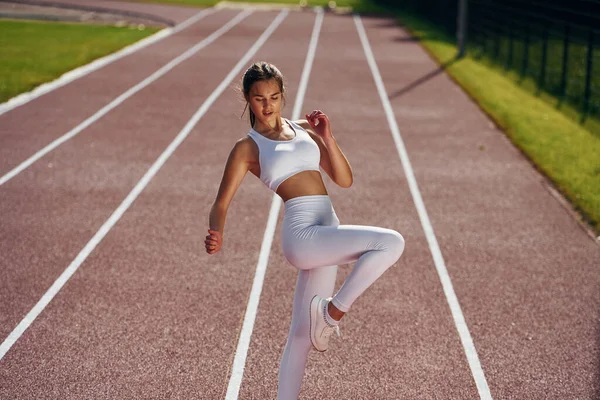 Auf Der Laufstrecke Junge Frau Sportlicher Kleidung Trainiert Freien — Stockfoto