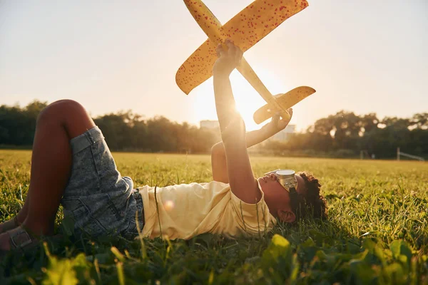 Gafas Con Avión Juguete Niño Afroamericano Divertirse Campo Verano Durante —  Fotos de Stock