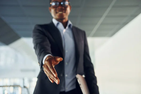 Handschlag Geste Junger Afrikanisch Amerikanischer Geschäftsmann Schwarzen Anzug Ist Drinnen — Stockfoto