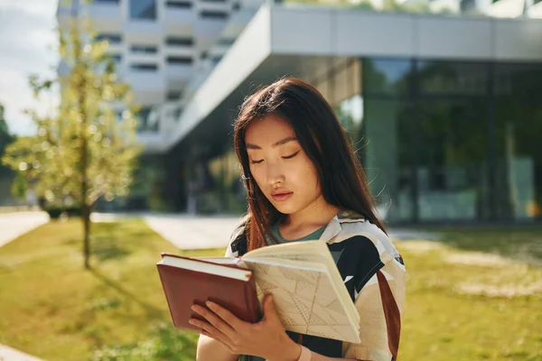 Book Hands Young Asian Woman Outdoors Daytime — Stock Photo, Image