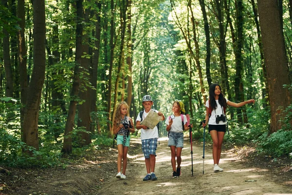 Avec Carte Promenade Des Enfants Dans Forêt Avec Équipement Voyage — Photo