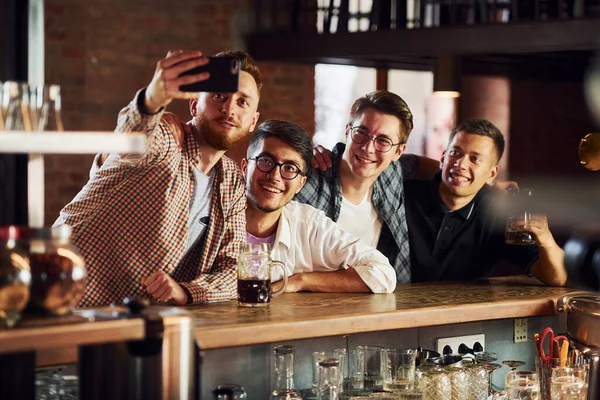 Spaß Haben Menschen Legerer Kleidung Sitzen Der Kneipe — Stockfoto