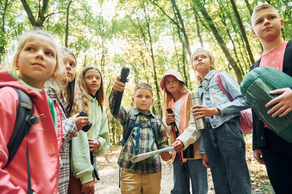 Står Tillsammans Barn Grön Skog Sommaren Dagtid Tillsammans — Stockfoto