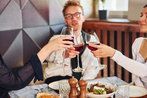 Jubel Mit Weingläsern Drinnen Neuen Modernen Luxusrestaurant — Stockfoto