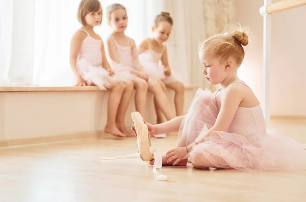 Pequenas Bailarinas Uniformes Rosa Preparando Para Desempenho — Fotografia de Stock