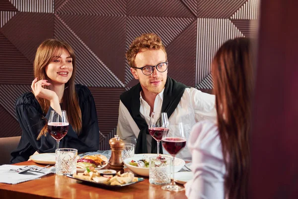 Gespräche Führen Drinnen Neuen Modernen Luxusrestaurant — Stockfoto